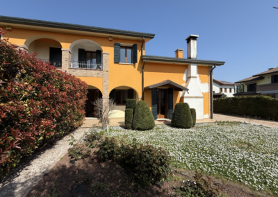 Porzione di bifamiliare di 210 mq ca con giardino privato